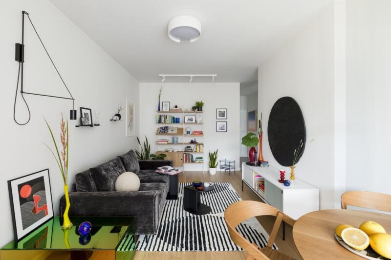 Nowoczesny salon z designerskimi meblami i kolorowymi akcentami. Przytulnie!