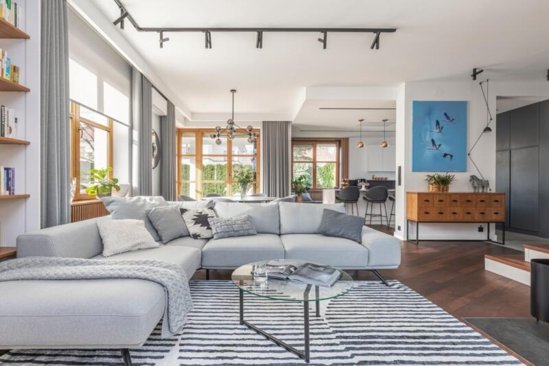 Jasny salon z nowoczesną sofą i eleganckim wystrojem.