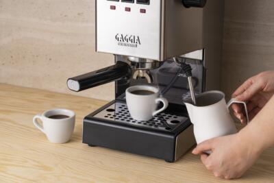 Ekspres do kawy na drewnianym blacie – moment kreacji. ☕