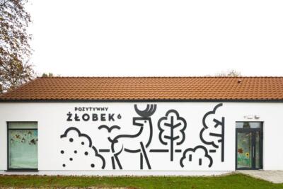 Żłobek z malowniczym muralem w skandynawskim stylu.