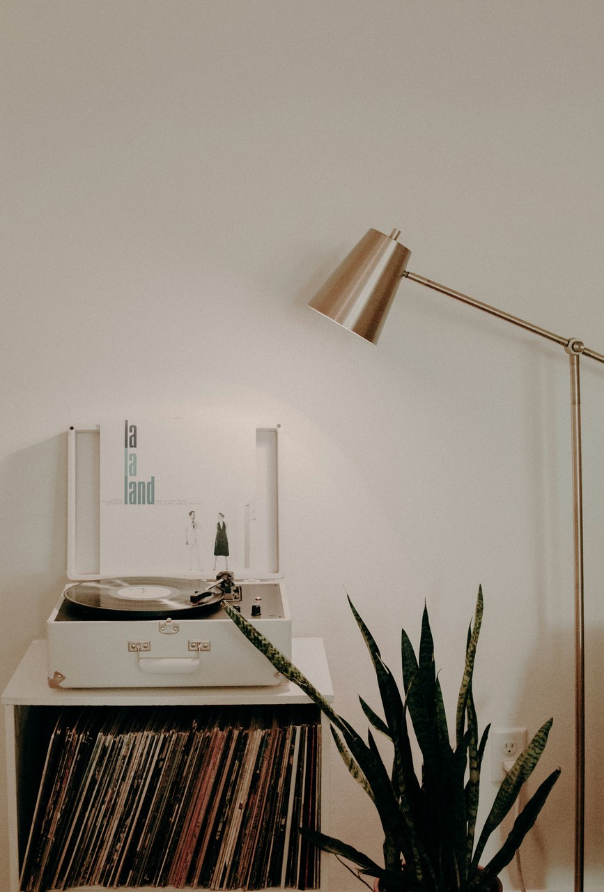 Gramofon retro, stylowa lampa i zieleń wnętrza vintage.
