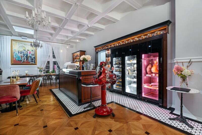Elegancka restauracja z klasycznym wystrojem i pięknym oświetleniem.