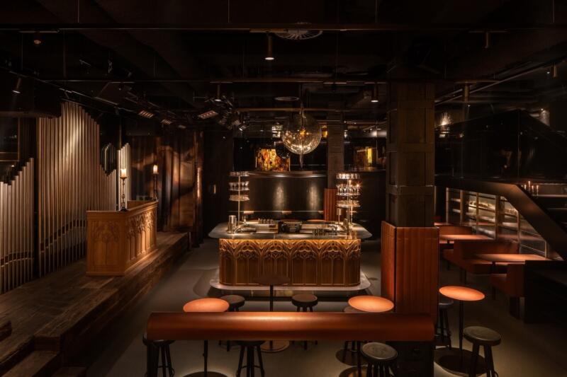 Stylowy bar z eleganckim oświetleniem i wyrafinowanym designem wnętrz. Piękny klimat!