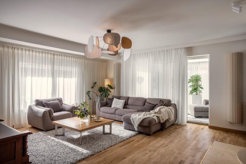 Elegancki salon z sofą i nowoczesnym oświetleniem. Bardzo przytulnie!