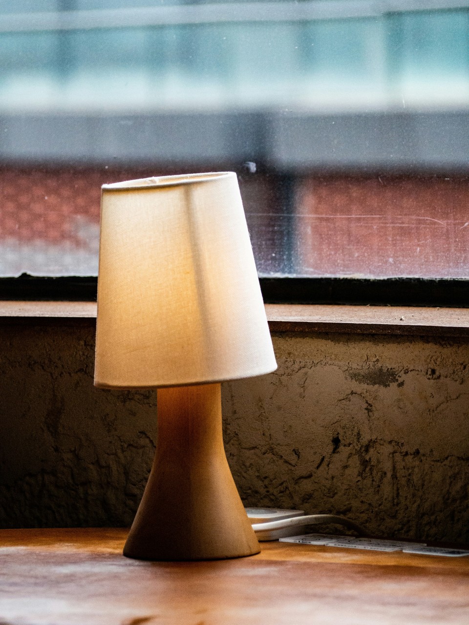 Lampka stołowa w minimalistycznym stylu, idealna do wnętrz loftowych.