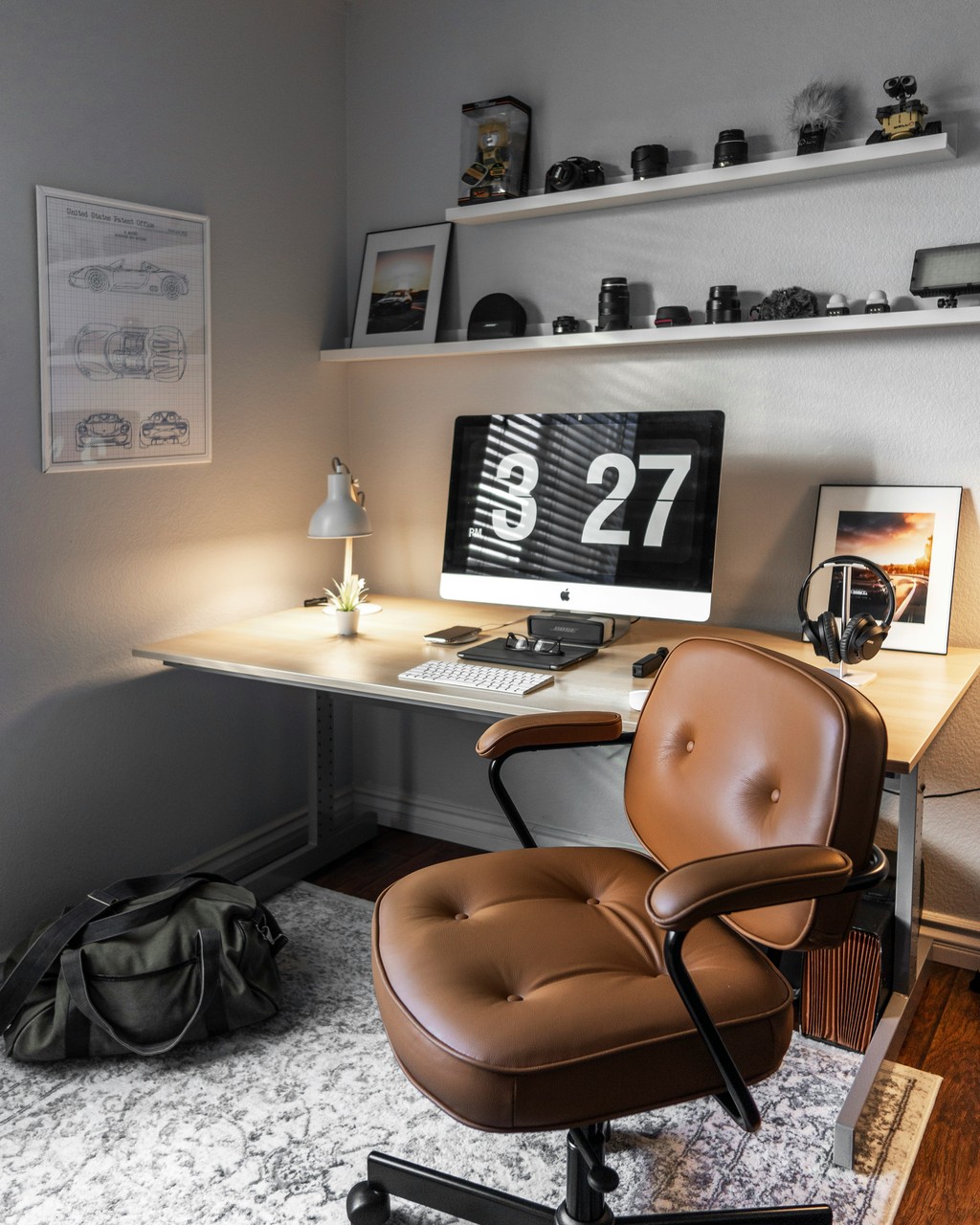 Minimalistyczne biuro z brązowym fotelem i designerskim biurkiem.