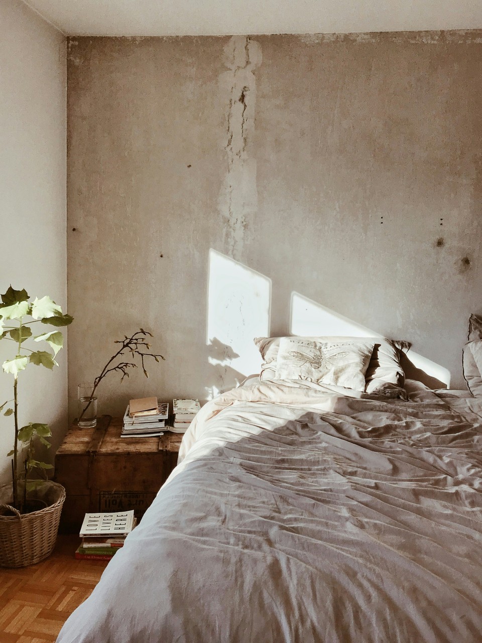 Przytulna sypialnia z naturalnymi materiałami i minimalistycznym designem.