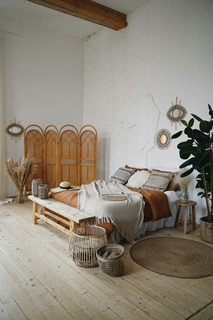 Naturalna sypialnia w stylu boho z dekoracjami z wikliny.