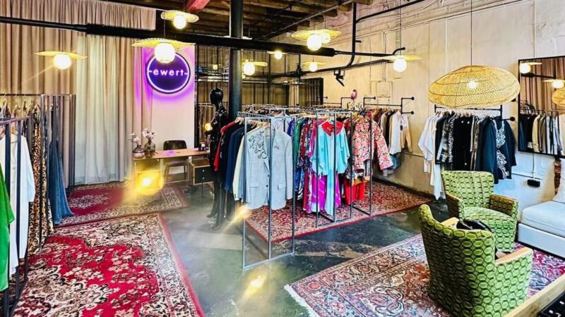 Boutique z dywanami i designerskimi lampami retro.