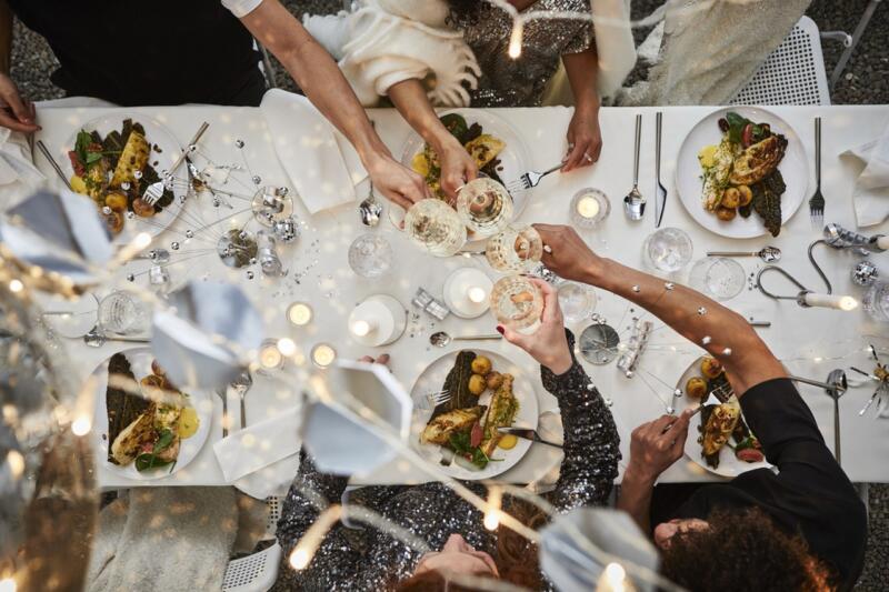 Stylowy stół na uroczystą kolację, eleganckie dekoracje i świece.