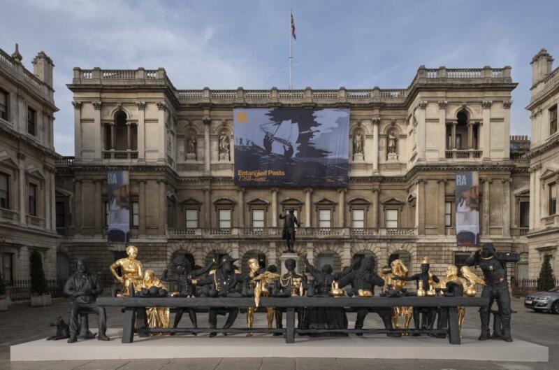 Dziedziniec z rzeźbami przed majestatycznym budynkiem. Piękne, prawda?