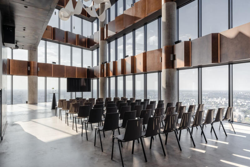 Nowoczesna sala konferencyjna z panoramicznym widokiem na miasto.