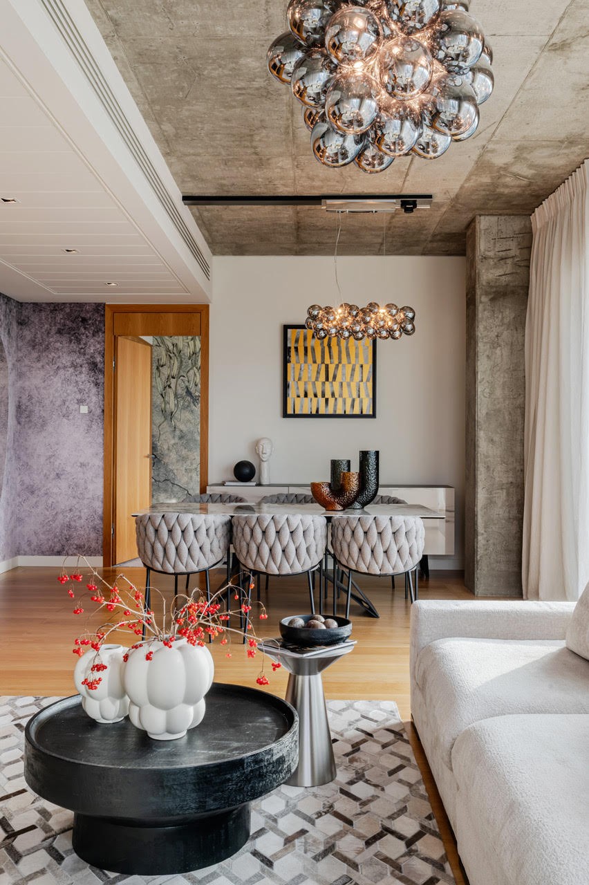 Elegancki salon z designerskimi meblami i efektownym oświetleniem.