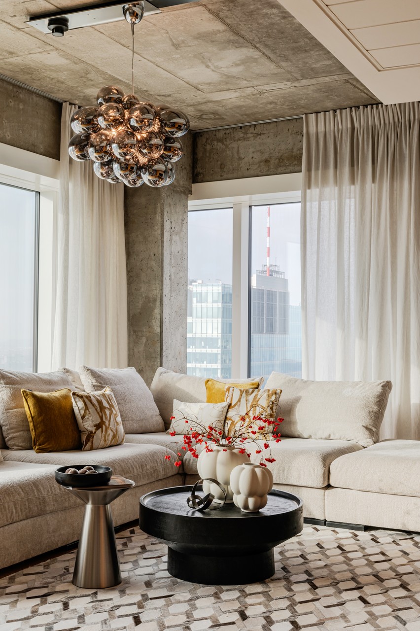 Nowoczesny salon z designerską lampą i stylową sofą.
