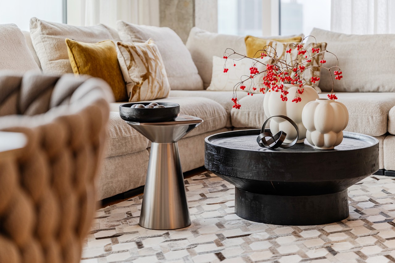 Nowoczesny salon z eleganckimi detalami i designerskimi dodatkami.