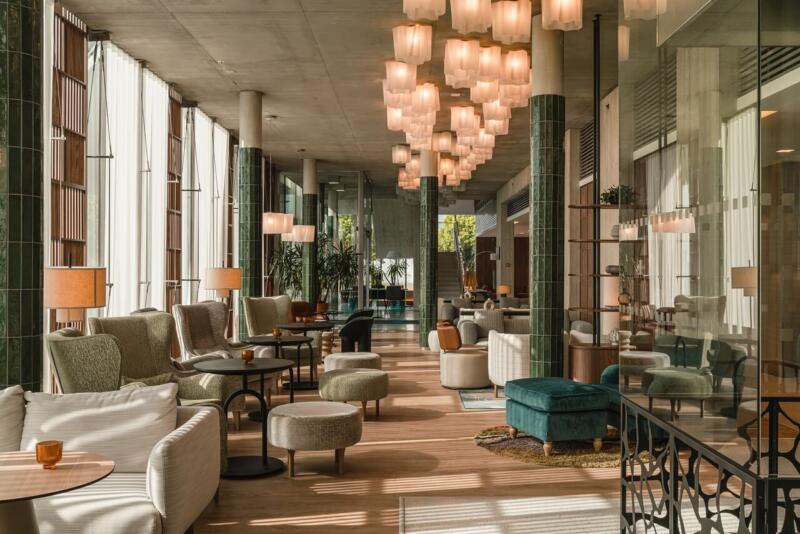 Elegancki salon z designerskim oświetleniem i wygodnymi fotelami.