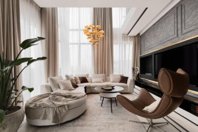 Elegancki salon z designerskim oświetleniem i stylowymi meblami.