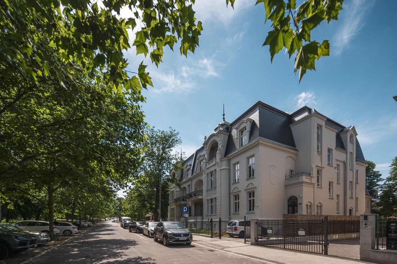 Urocza kamienica z eleganckimi detalami architektonicznymi