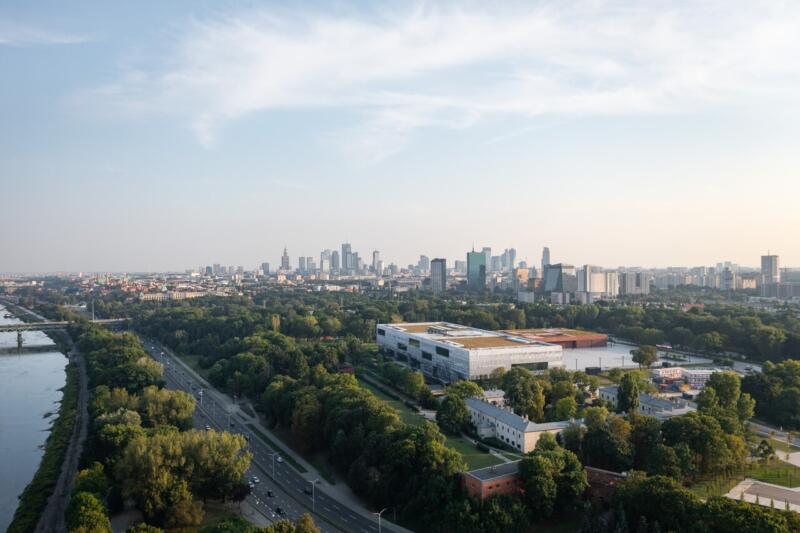 Warszawska panorama z nowoczesną architekturą i zielenią miejską.