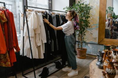 Uroczy butik z modą, rośliny i ceramika. Miłe miejsce na zakupy.