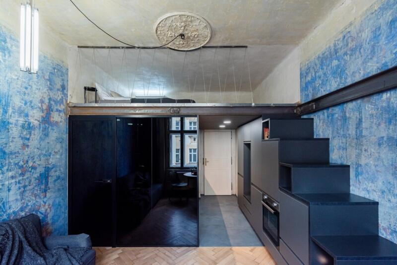 Loft z antresolą i niebieską aranżacją. Przytulne i funkcjonalne wnętrze.