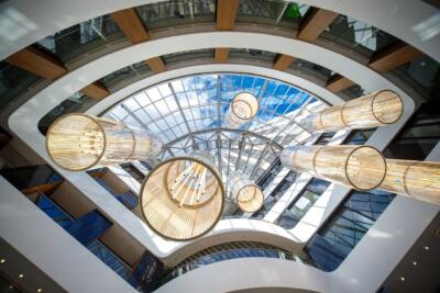 Współczesna architektura z wiszącymi lampami i szklanym dachem.