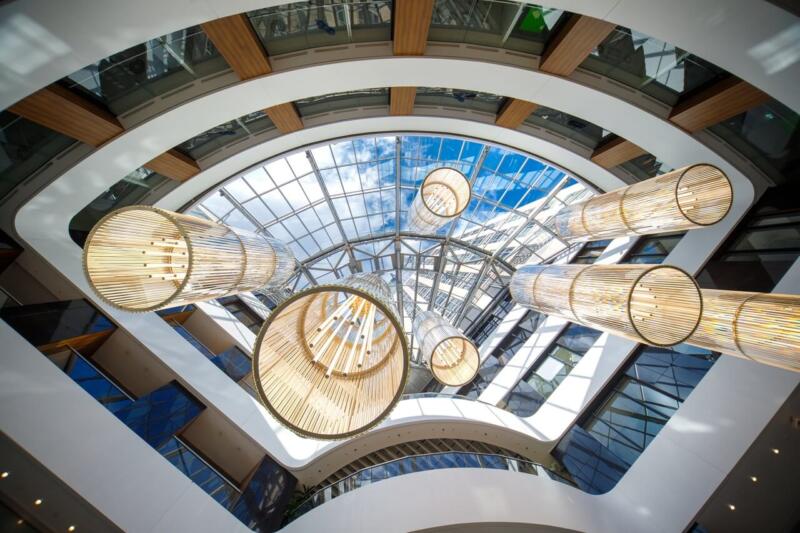 Współczesna architektura z wiszącymi lampami i szklanym dachem.