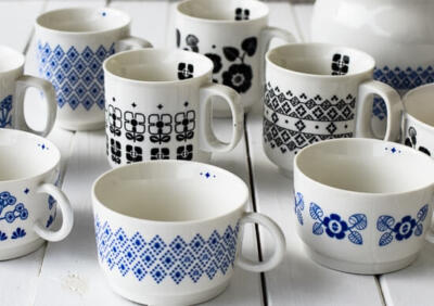 Ceramiczne kubki z eleganckim wzorem w stylu minimalistycznym.