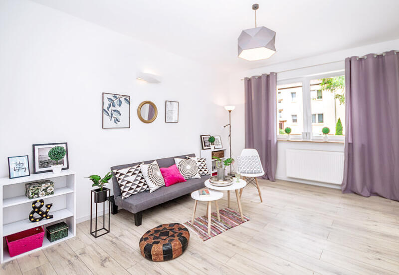 Przytulny salon z designerskimi dodatkami i roślinnymi akcentami.