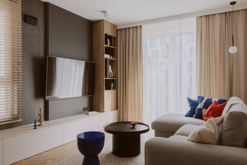 Nowoczesny salon z eleganckim wystrojem i przytulną sofą, prawda?