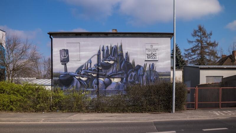 Kolorowy mural na ścianie budynku, sztuka uliczna z charakterem.