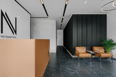 Nowoczesne wnętrze kliniki z eleganckimi, skórzanymi fotelami.