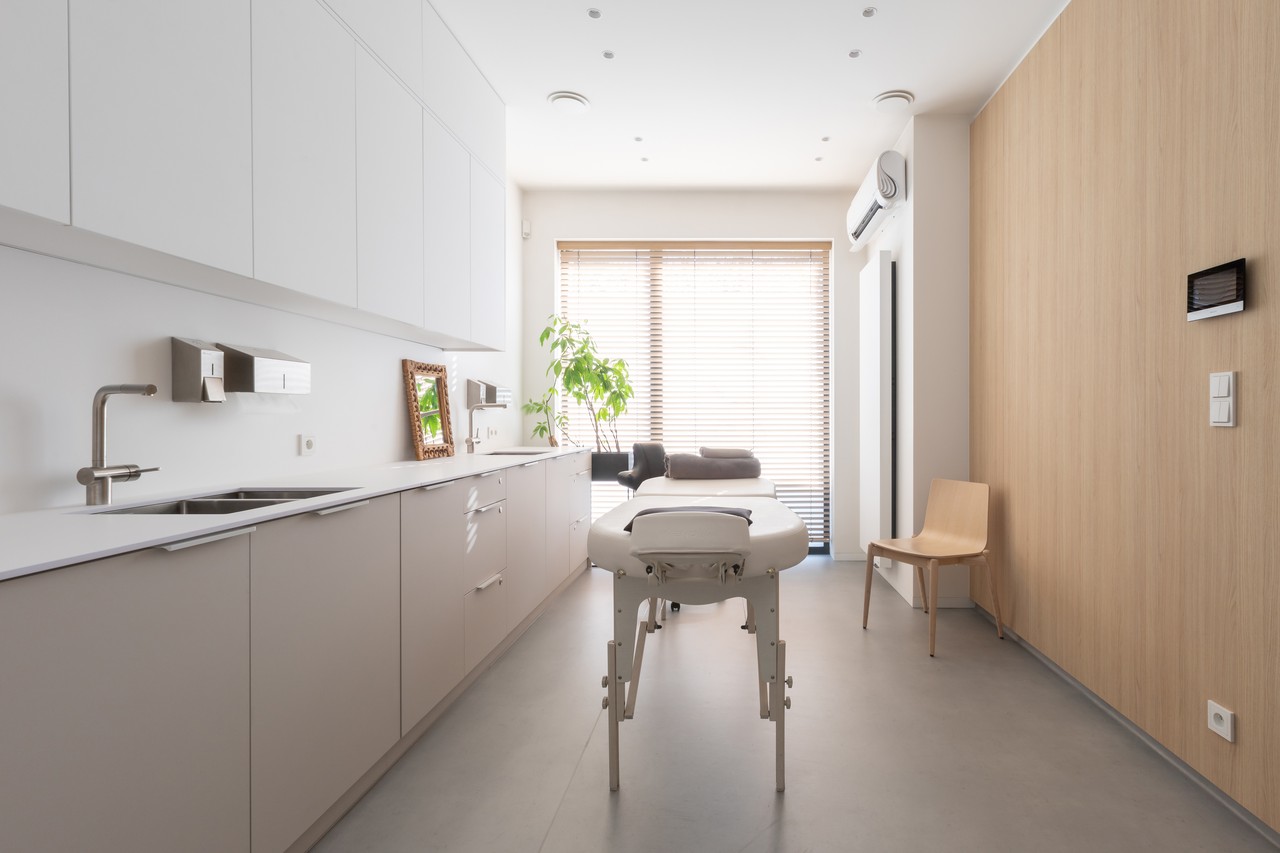 A therapist from Poznan dreamed of an office like in Japan. The architect fit everything into 43 m²
