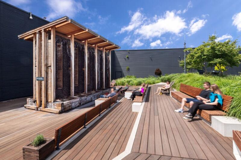 Taras z drewnianą architekturą, idealny do relaksu na świeżym powietrzu.