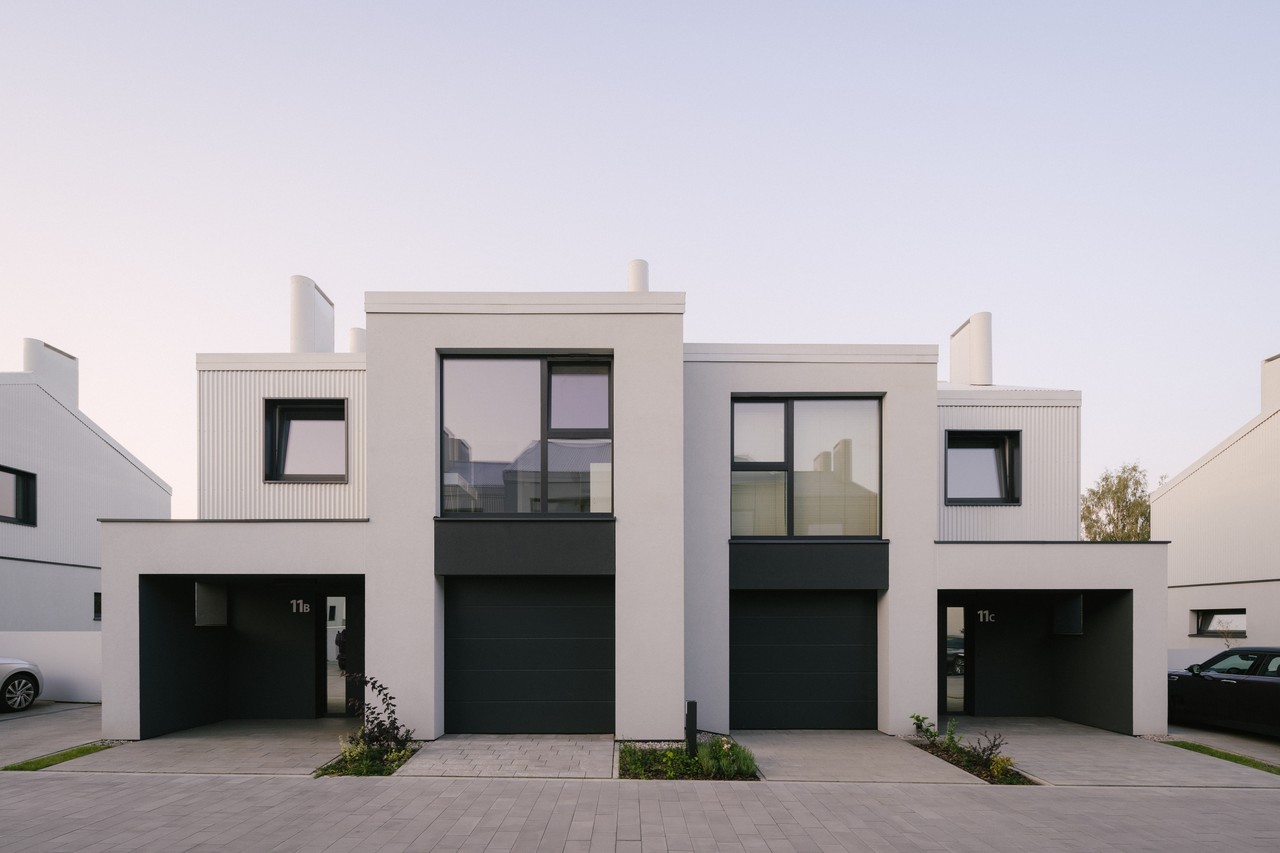 Nowoczesne bliźniaki w minimalistycznym stylu architektonicznym.