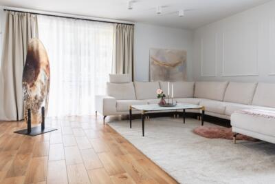 Jasny salon z beżową sofą i stylowym stolikiem. Idealne miejsce na relaks!