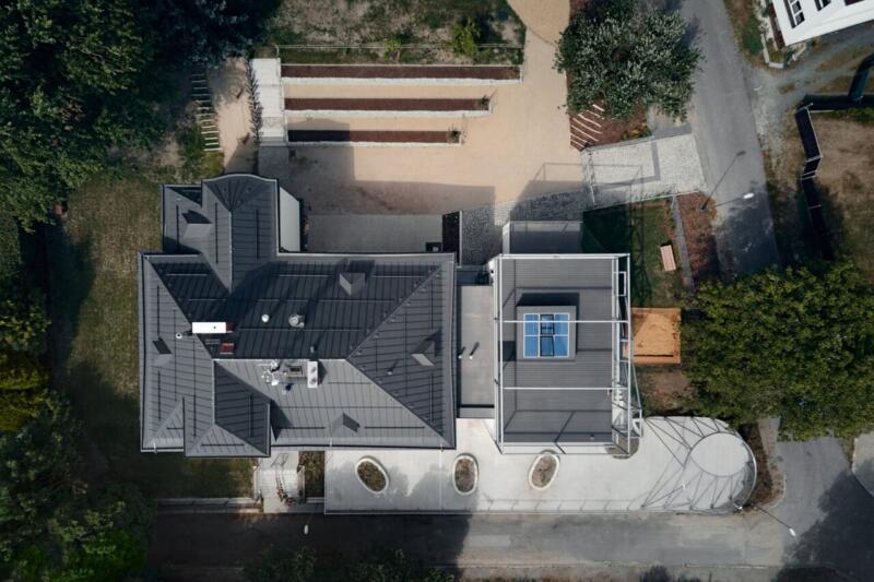 Nowoczesna architektura z lotu ptaka, elegancki dach i taras.