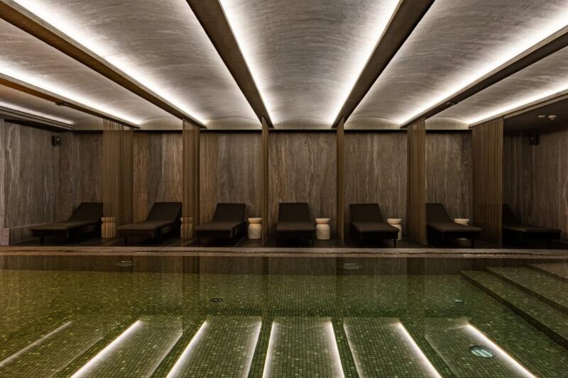 Nowoczesne spa z leżakami i podświetlanym sufitem.