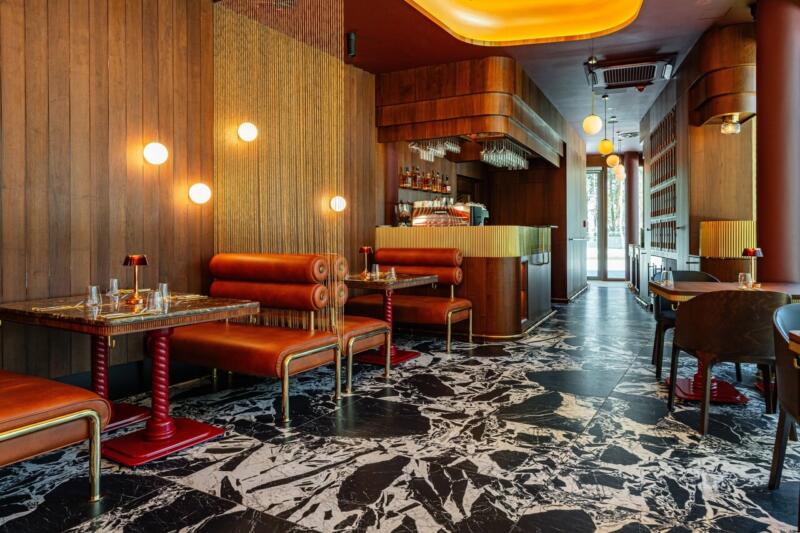 Strefa restauracyjna z eleganckim drewnem i marmurem. Przytulnie, prawda?