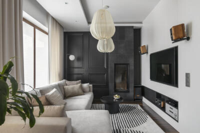 Elegancki salon z designerskimi lampami i przytulną sofą. Przytulnie, prawda?