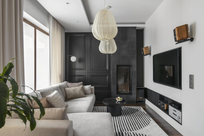 Elegancki salon z designerskimi lampami i przytulną sofą. Przytulnie, prawda?