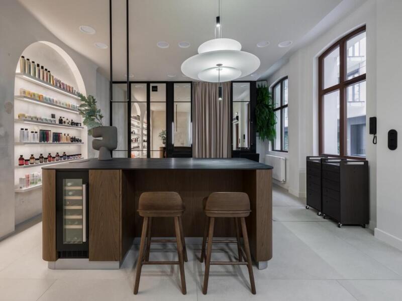 Nowoczesne wnętrze z wyspą barową i designerskim oświetleniem.