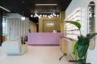 Stylowy salon optyczny z nowoczesnym wystrojem i roślinami.