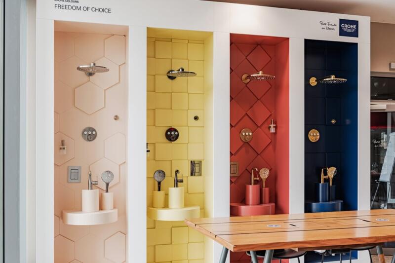 Kolorowe kabiny prysznicowe, nowoczesny design i elegancja.