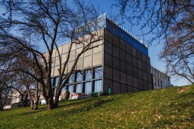Nowoczesna architektura budynku na tle błękitnego nieba.