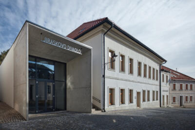 Zmodernizowany teatr z elegancką fasadą i nowoczesnym wejściem.
