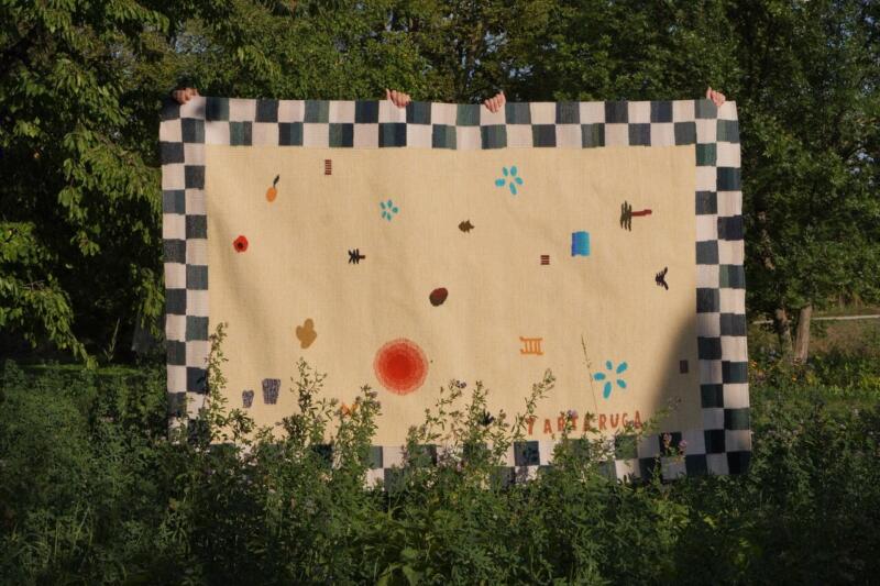 Rustykalny kilim z motywami geometrycznymi i natury.