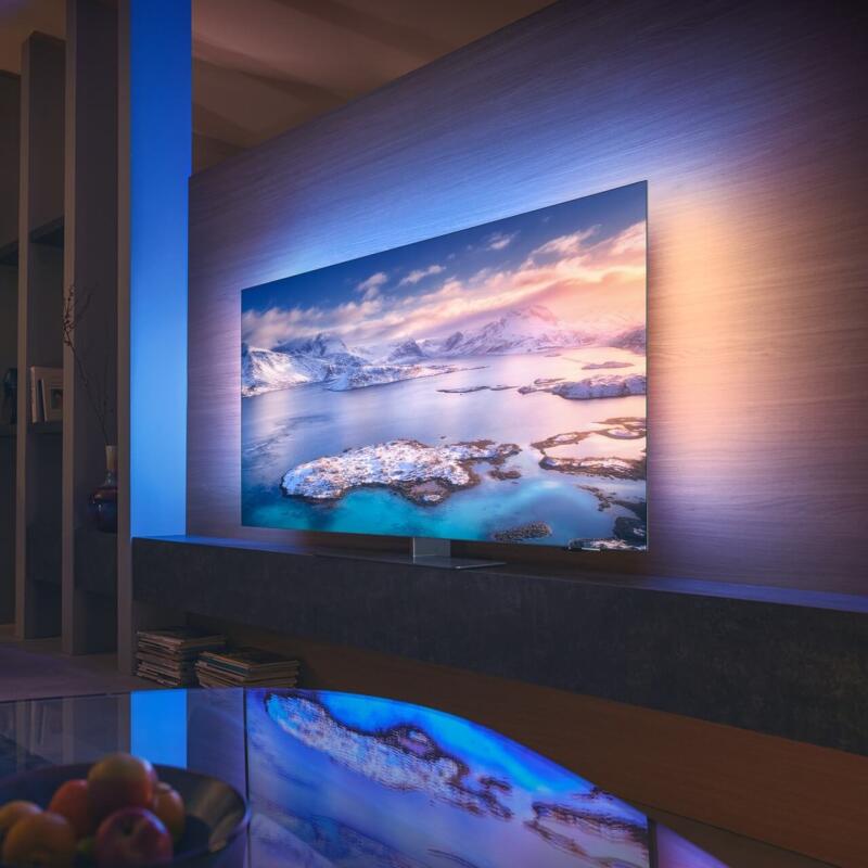 Nowoczesny salon z podświetlanym telewizorem OLED.