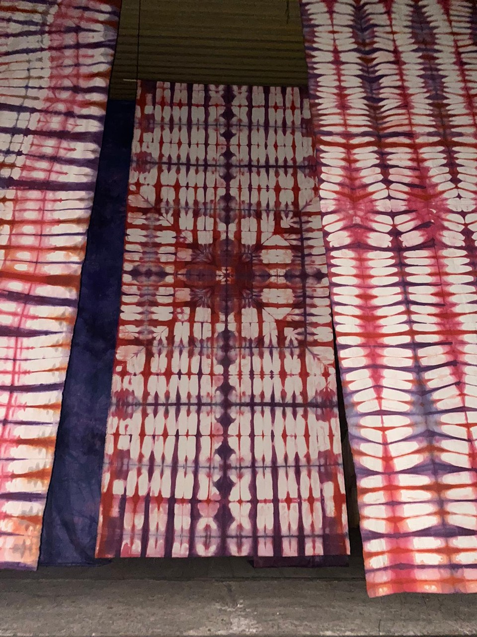 Kolorowe tkaniny w stylu tie-dye do wnętrz boho.
