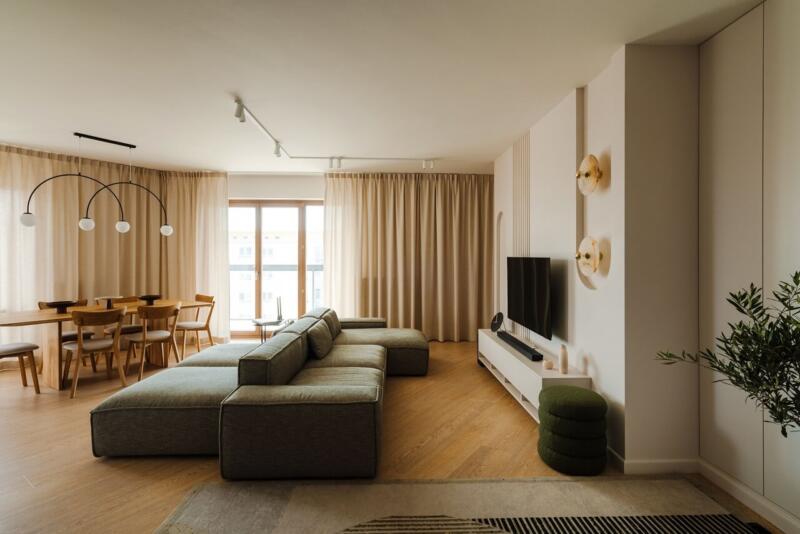 Nowoczesny salon z eleganckim wystrojem i dużymi oknami.
